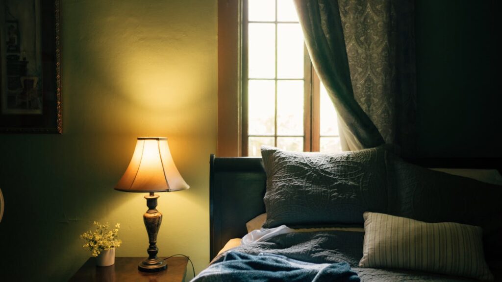 Desintoxicación digital en el dormitorio: por qué debes sacar el cargador de tu mesita de noche