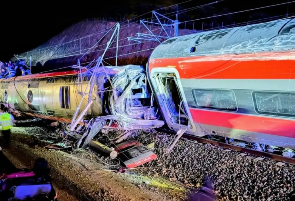 Emergencia en España: al menos 10 muertos tras descarrilamiento de trenes de alta velocidad
