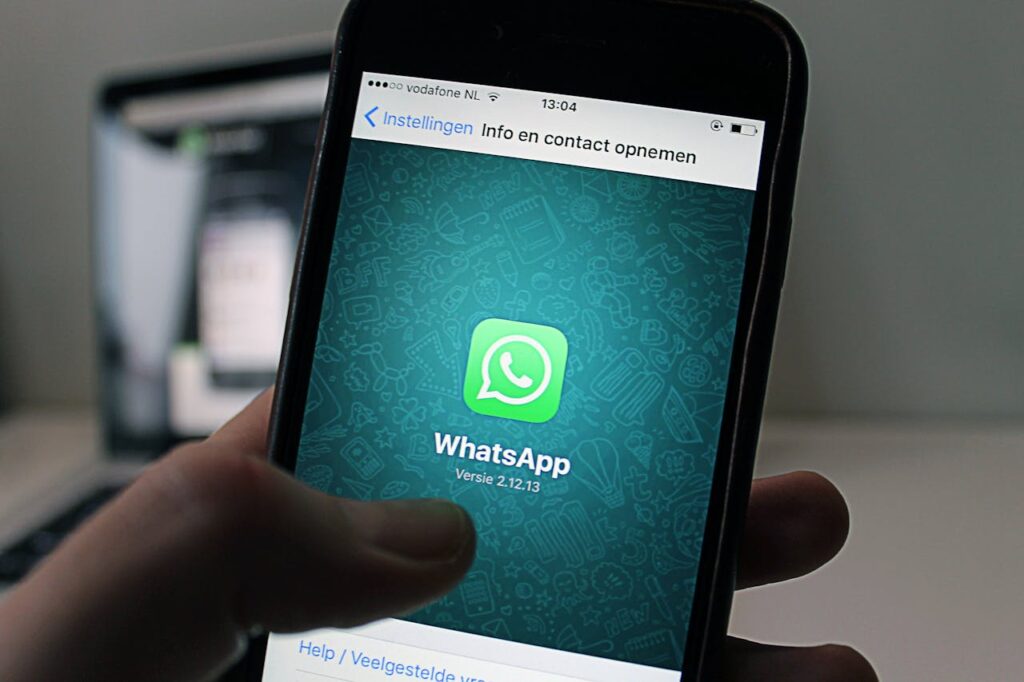 El lado oscuro de los grupos de WhatsApp: por qué nos estresan más de lo que ayudan