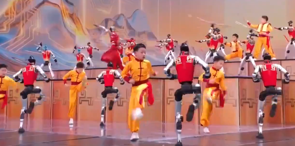 China presume músculo tecnológico: robots kung-fu marcan nueva era global