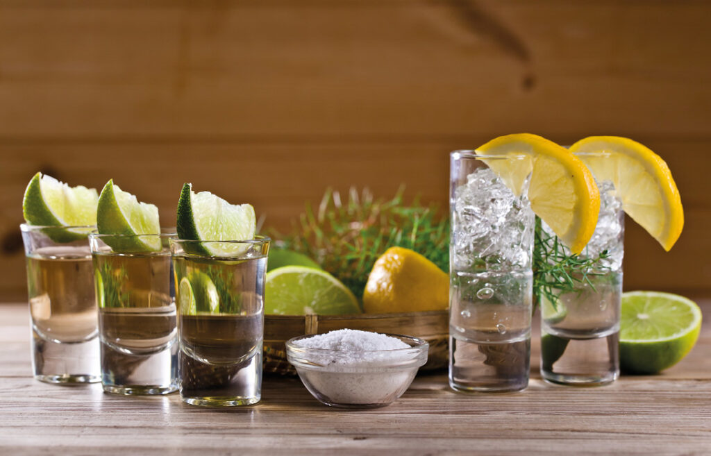 Mezcal vs. Tequila: La guía definitiva para dejar de mezclarlos con refresco y empezar a respetarlos