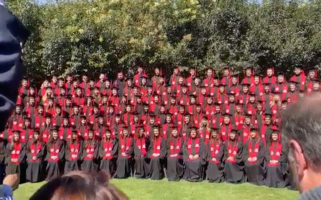 Caída de tarima en la Ibero deja cinco graduados hospitalizados en Santa Fe