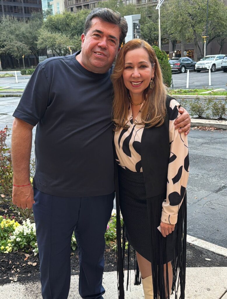 Pedro Haces arropa a trabajadores turísticos en Florida; afina agenda laboral